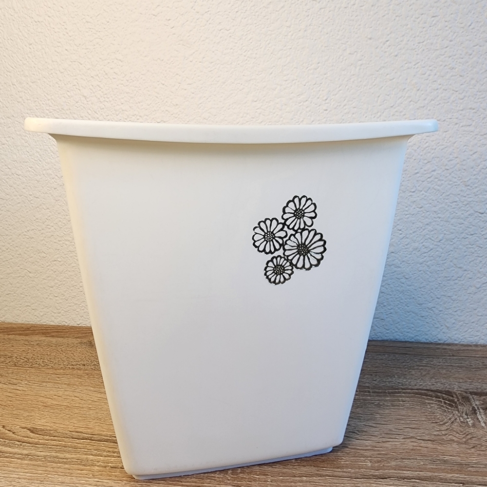 VINTAGE RUBBERMAID Retro White Gold Flower Power Floral Design Wastebin Tash Can